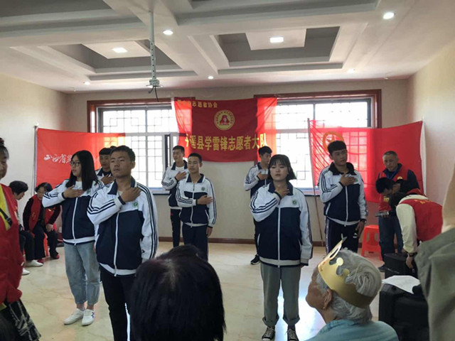 4.同學們表演”感恩的心“_副本.jpg